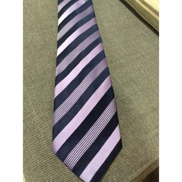 Kenneth Cole Reaction 100% Silk Purple striped men's necktie - Picture 1 of 3